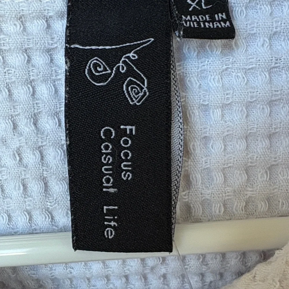 White Textured Sleeveless Top - Picture 2 of 5